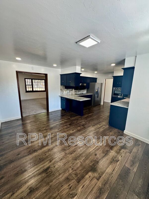 Building Photo - 2820 N McMillan Ave
