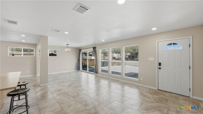 Building Photo - 1409 Highland Dr
