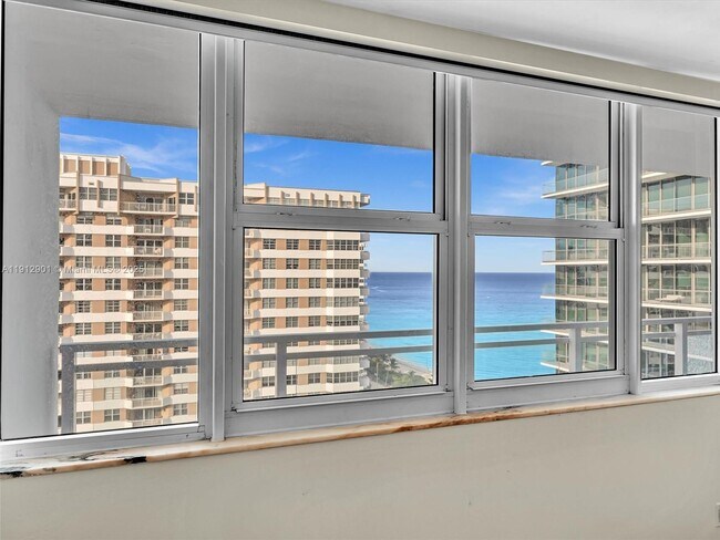Building Photo - 2030 S Ocean Dr