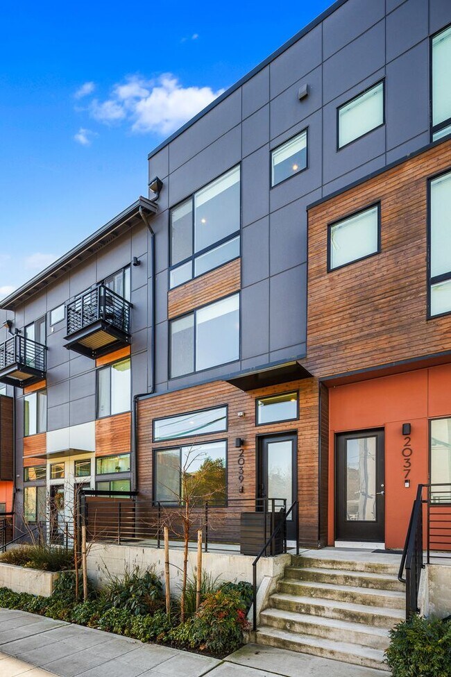 Building Photo - South Seattle Newer Townhome - Great location and floorplan