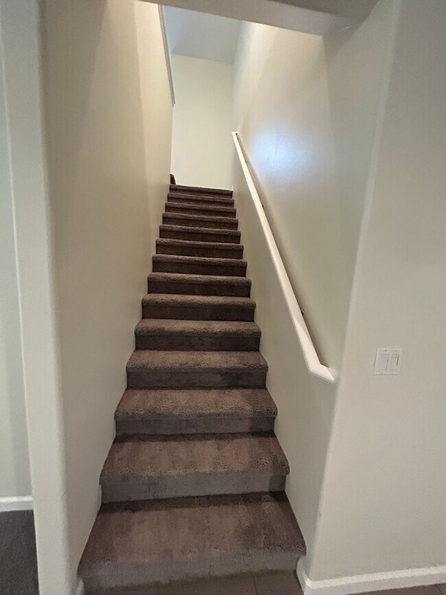 Building Photo - Spacious 5 Bedroom 4 Bathroom in Tulare!!