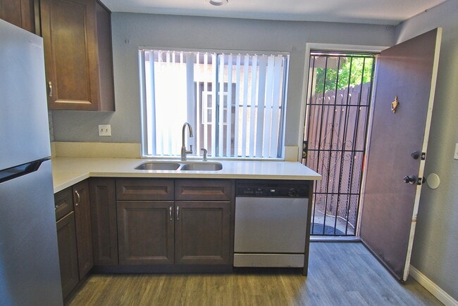 Building Photo - 1097 S Santo Antonio Dr