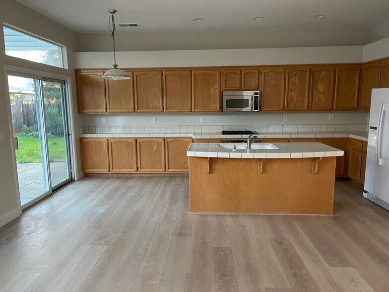 Building Photo - 5637 Darby Rd