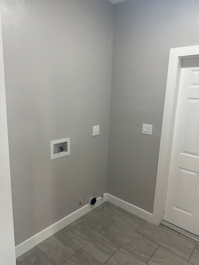 Building Photo - Beautifully Remodeled 4-Bedroom, 2-Bathroom Single-Family Home