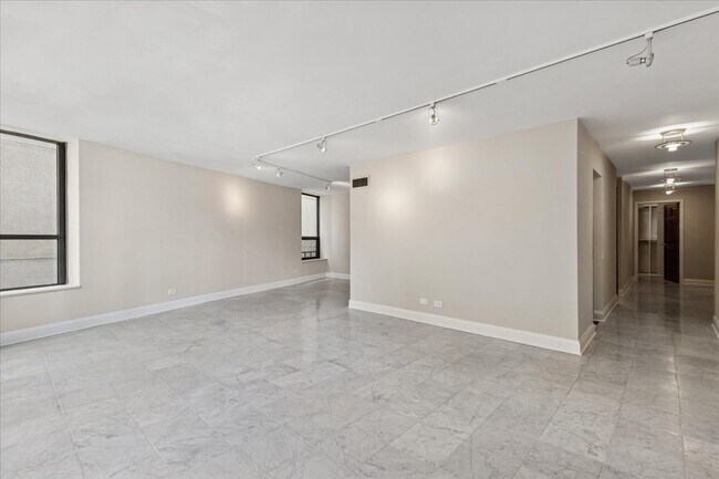 Building Photo - 110 E Delaware Pl