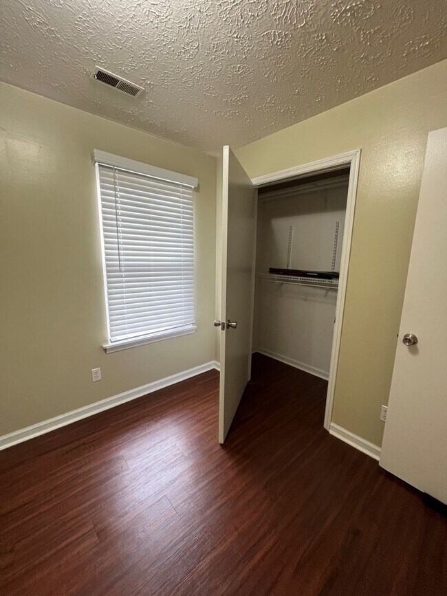 Building Photo - 3 Bedroom, 1.5 Bath in Great Location