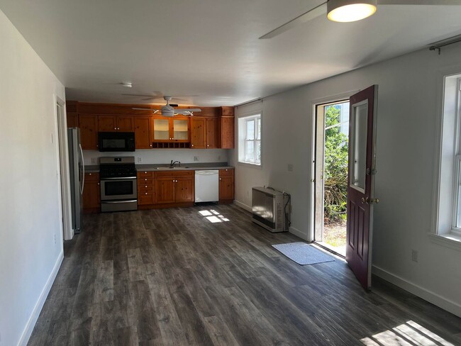 Building Photo - 2BD/1BA Freeport Apartment