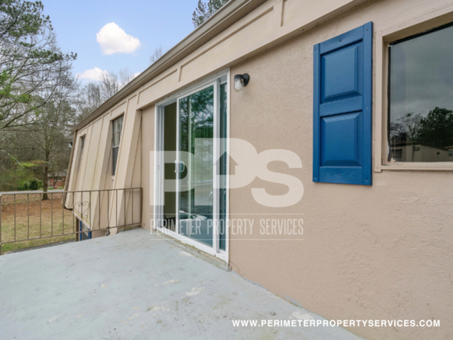 Building Photo - FULLY RENOVATED UNIT!!! WITH ONE MONTH REN...
