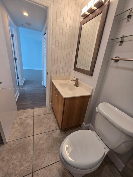 Building Photo - 7501 E Treasure Dr