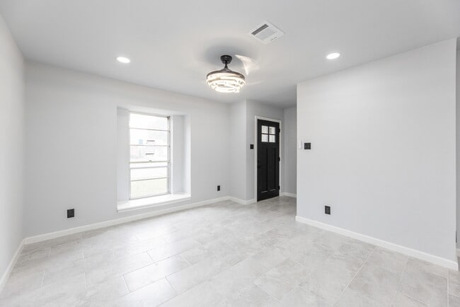 Building Photo - 1109 E Columbia Ln