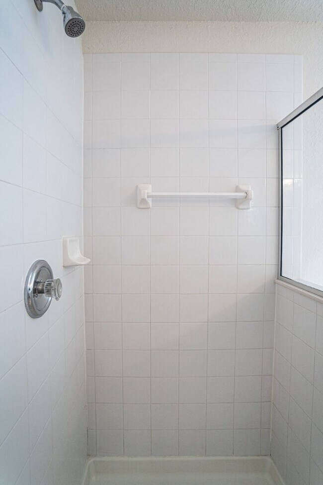 Building Photo - Beautiful 3/2.5 Townhome in gated communit...