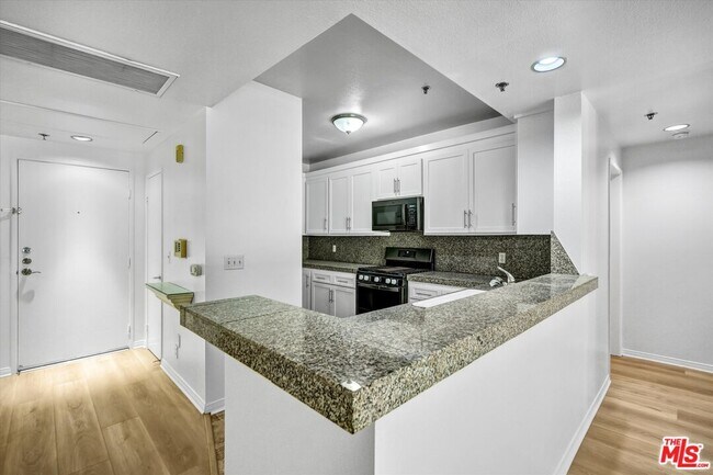 Building Photo - 2222 Beachwood Dr