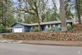 Building Photo - Quaint Remodeled Ranch in Lake Oswego