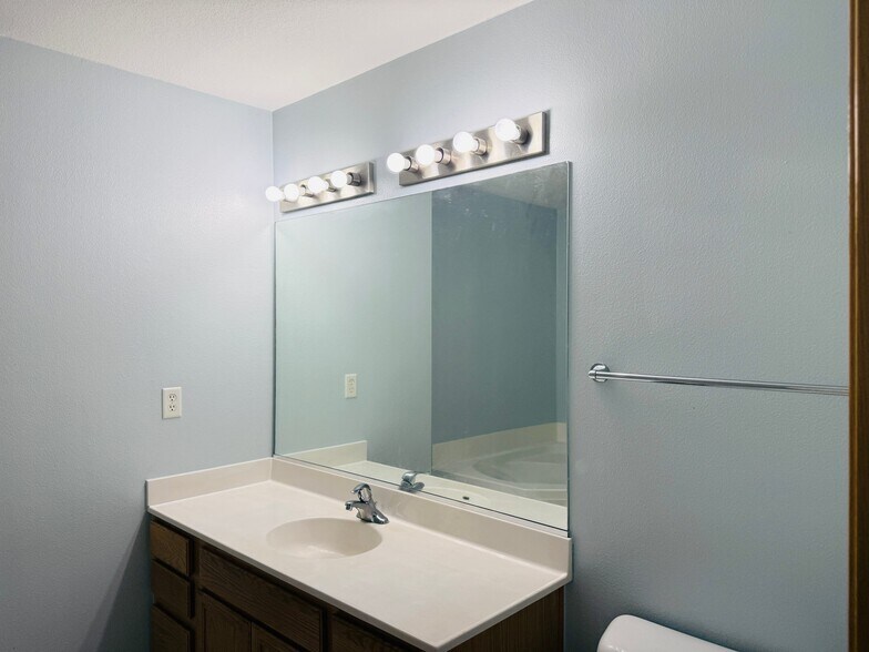 Building Photo - 3799 Village Run Dr