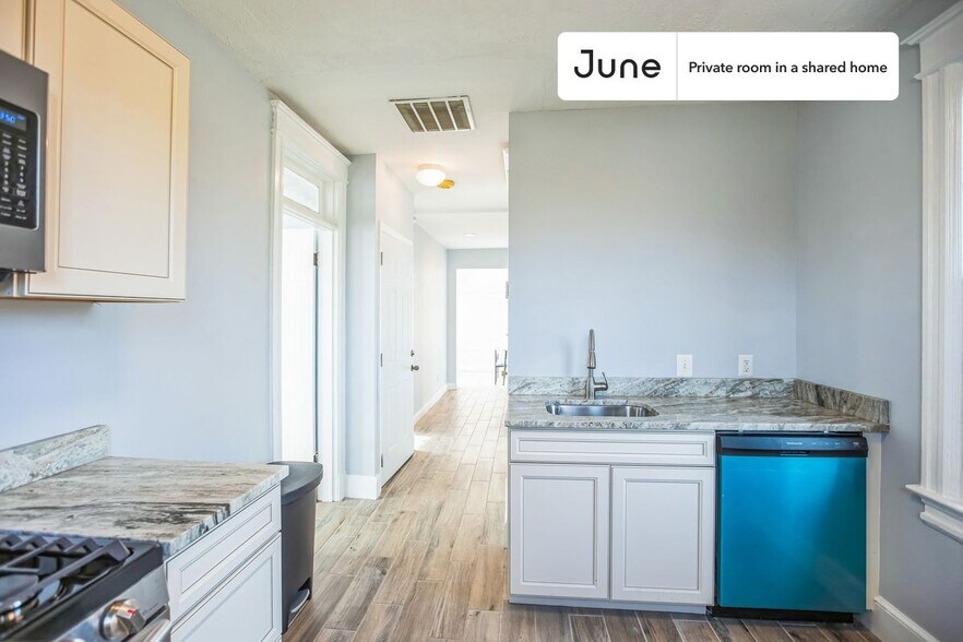 Building Photo - Room in Shared 7 bed/6 bath home in Dupont Park