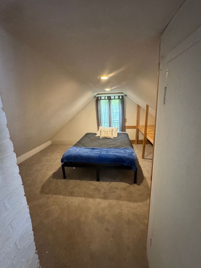 Building Photo - Furnished University area large 4 bedroom ...