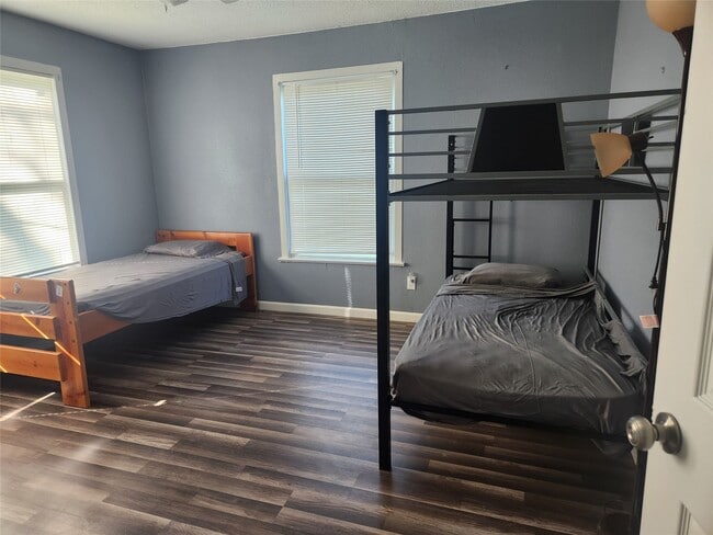 Building Photo - 715 S Market St