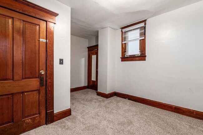 Building Photo - 25 E Blake Ave