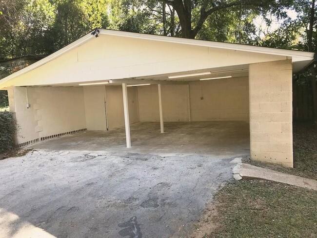 Building Photo - 611 Gunter St