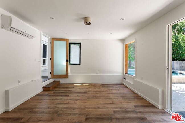 Building Photo - 1530 Elevado St