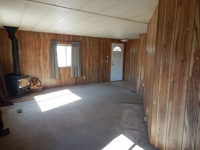 Building Photo - *PRICE IMPROVEMENT* 2 Bedroom on South Side of Prineville, Close to Hospital - Available Now!