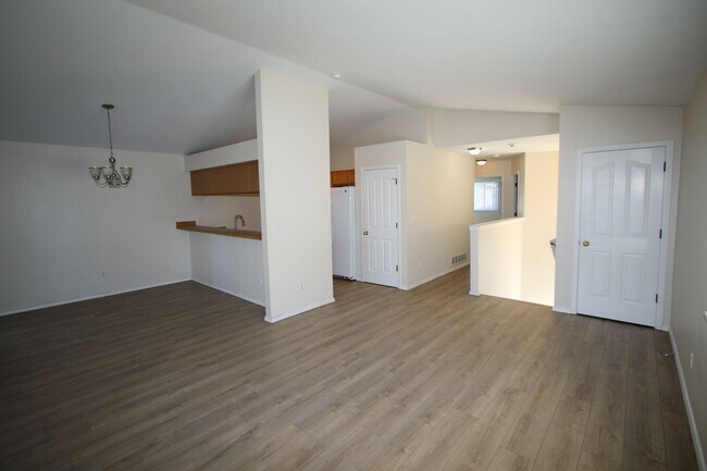 Building Photo - Beautiful 3 Bedroom Eagle River Home