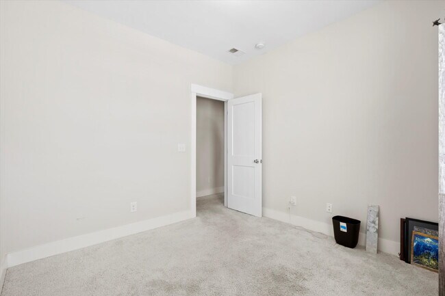 Building Photo - "Charming Townhouse within Carnes Crossroa...