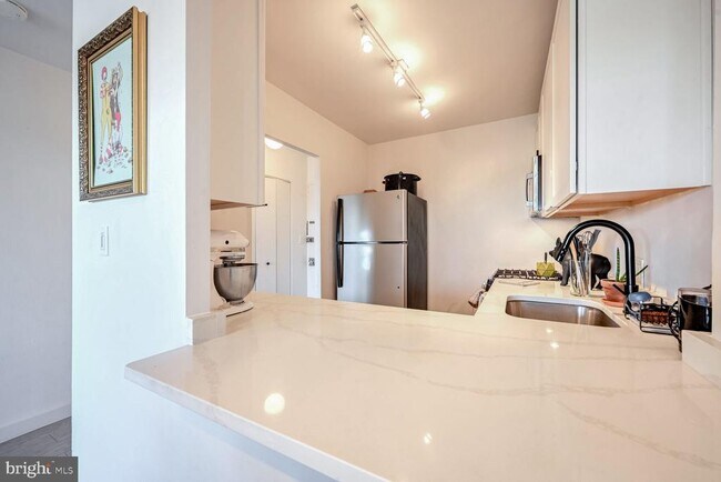 Building Photo - 1330 New Hampshire Ave NW