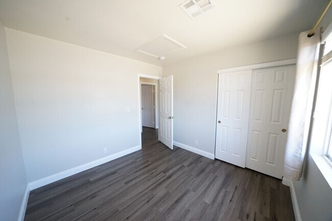 Building Photo - Showings Available NOW