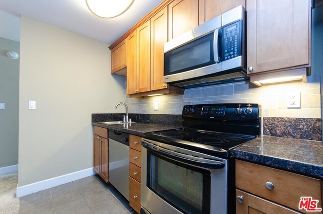 Building Photo - 10982 Roebling Ave