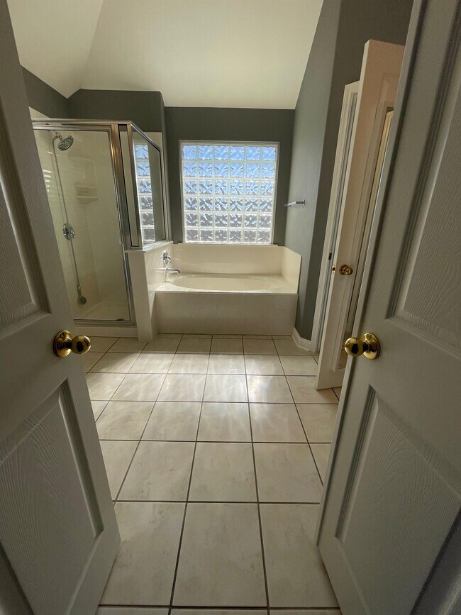 Building Photo - 10312 Yellowstone Dr