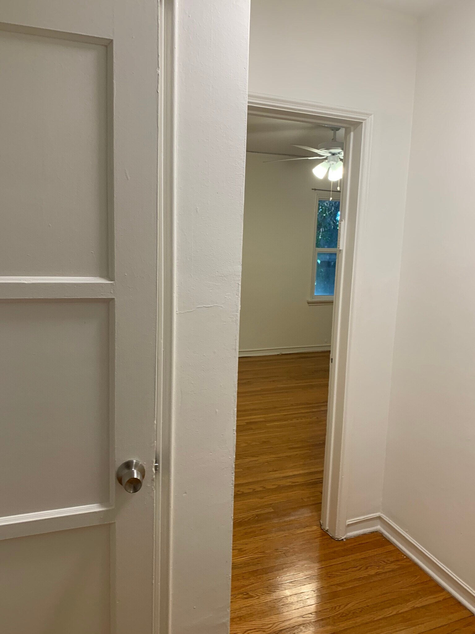 Building Photo - 412 N Doheny Dr
