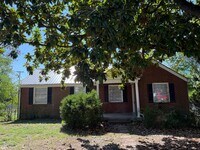 Building Photo - Pet-Friendly 2-Bedroom Home with Fenced Yard and Parking in Nashville, TN