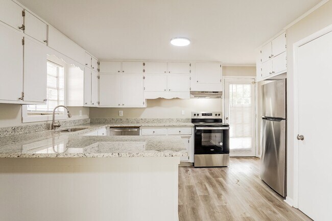 Building Photo - 2165 Circle Dr