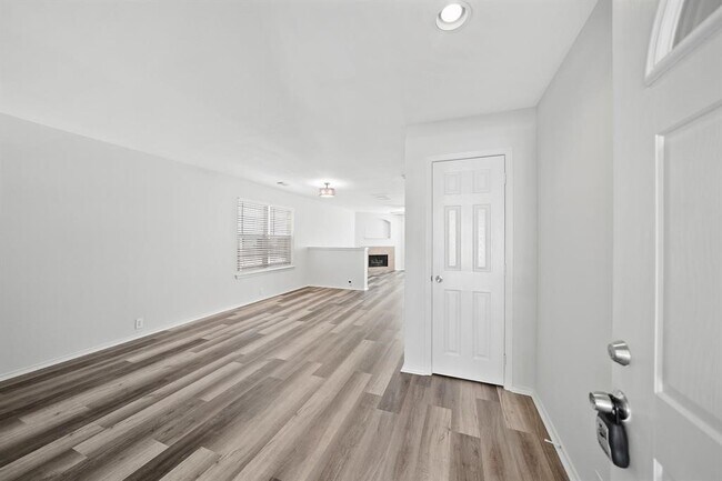 Building Photo - 5826 Kenwood