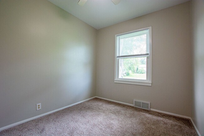 Building Photo - Cute 3 Bedroom / 1 Bath Home with Washer a...