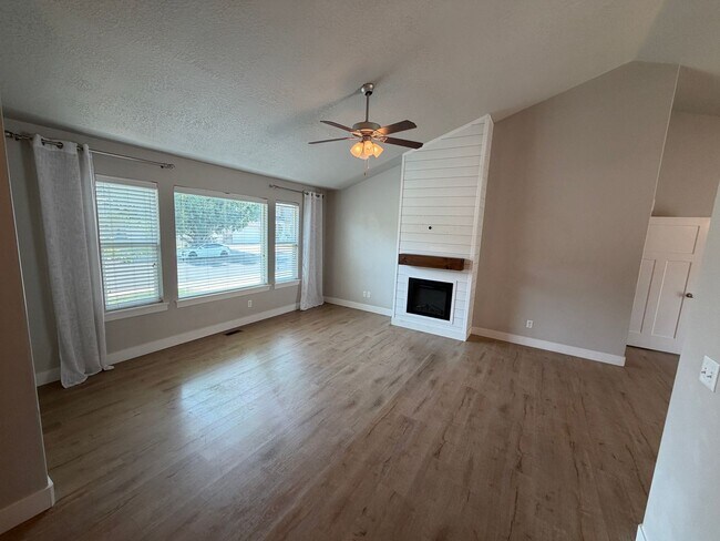 Building Photo - Spacious 6-Bedroom Home for Rent in Lehi