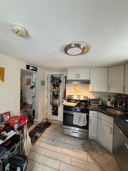 Building Photo - 66 Pleasant St