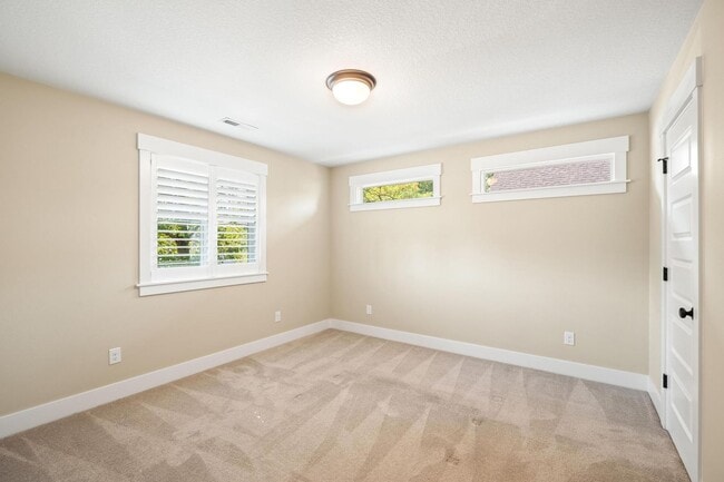 Building Photo - Spacious 4-Bedroom Dream Home – Perfect fo...