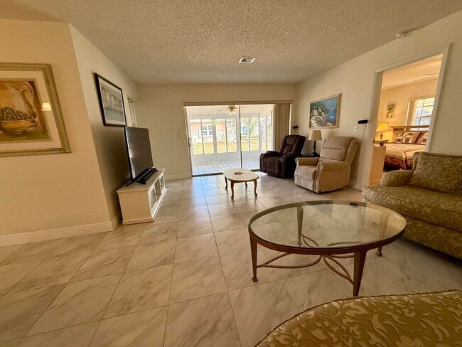 Building Photo - 5850 Summerfield Ct