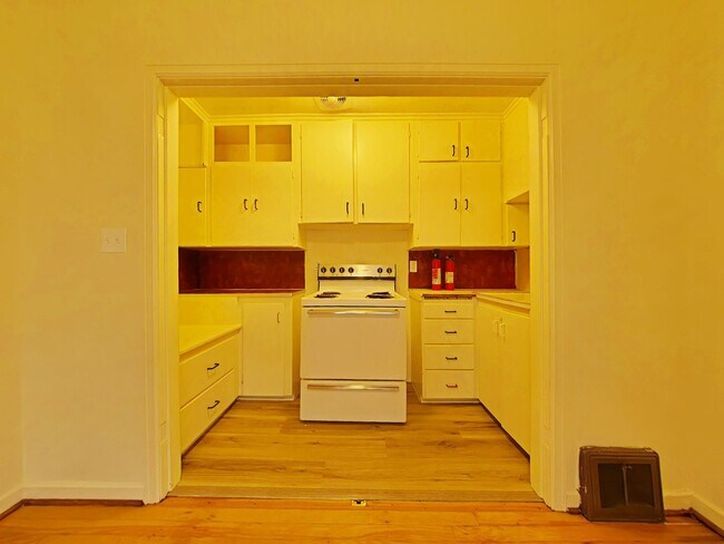 Building Photo - 1 Bedroom Triplex ~ Close to Campus ~ Cat ...