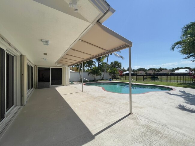 Building Photo - 208 E River Park Dr