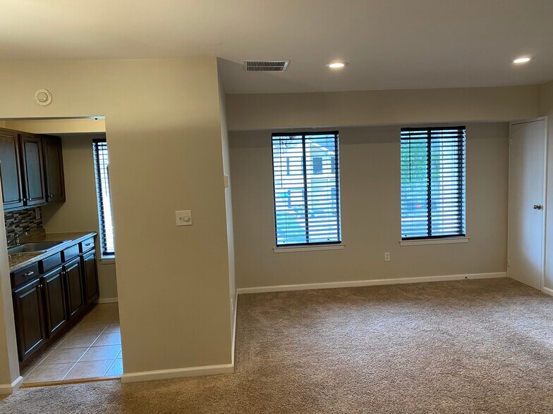 Living room - 34 Navajo Ct