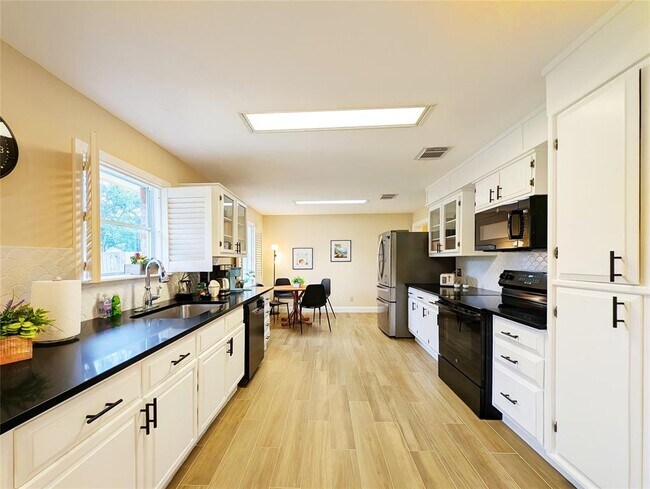 Building Photo - 3215 Royal Oaks Dr