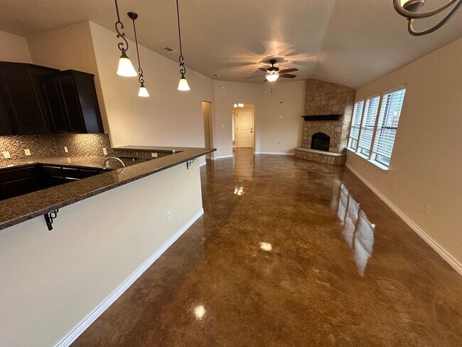 Building Photo - AVAILABLE NOW!!