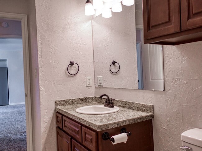 Building Photo - 3 Bedroom 2 Bath home in Shawnee!