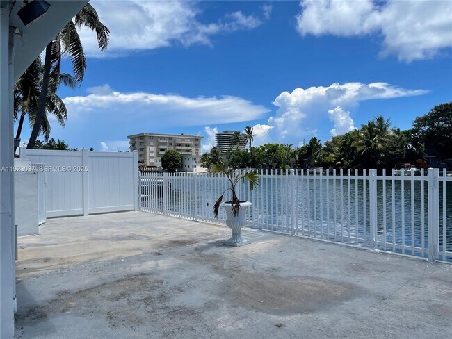 Building Photo - 8215 Crespi Blvd