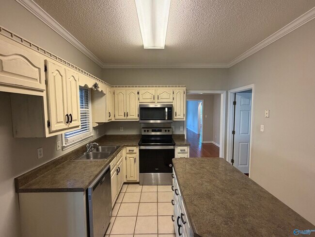 Building Photo - 2410 Brookline Ct S W