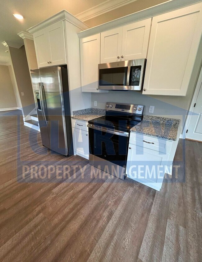Building Photo - Spacious 4-bedroom home in prime Cleveland...