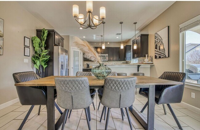 Building Photo - Furnished Eastside Beautiful 3 bed/2 baths for RENT Utilities & Wi-Fi INCLUDED